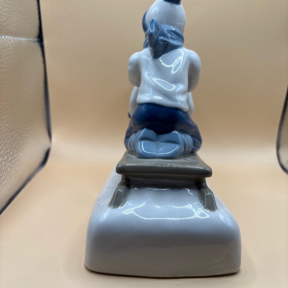 Porcelain Sledding Figurine - Blue and White home decoration made in Mexico ❄️ - Picture 7 of 12